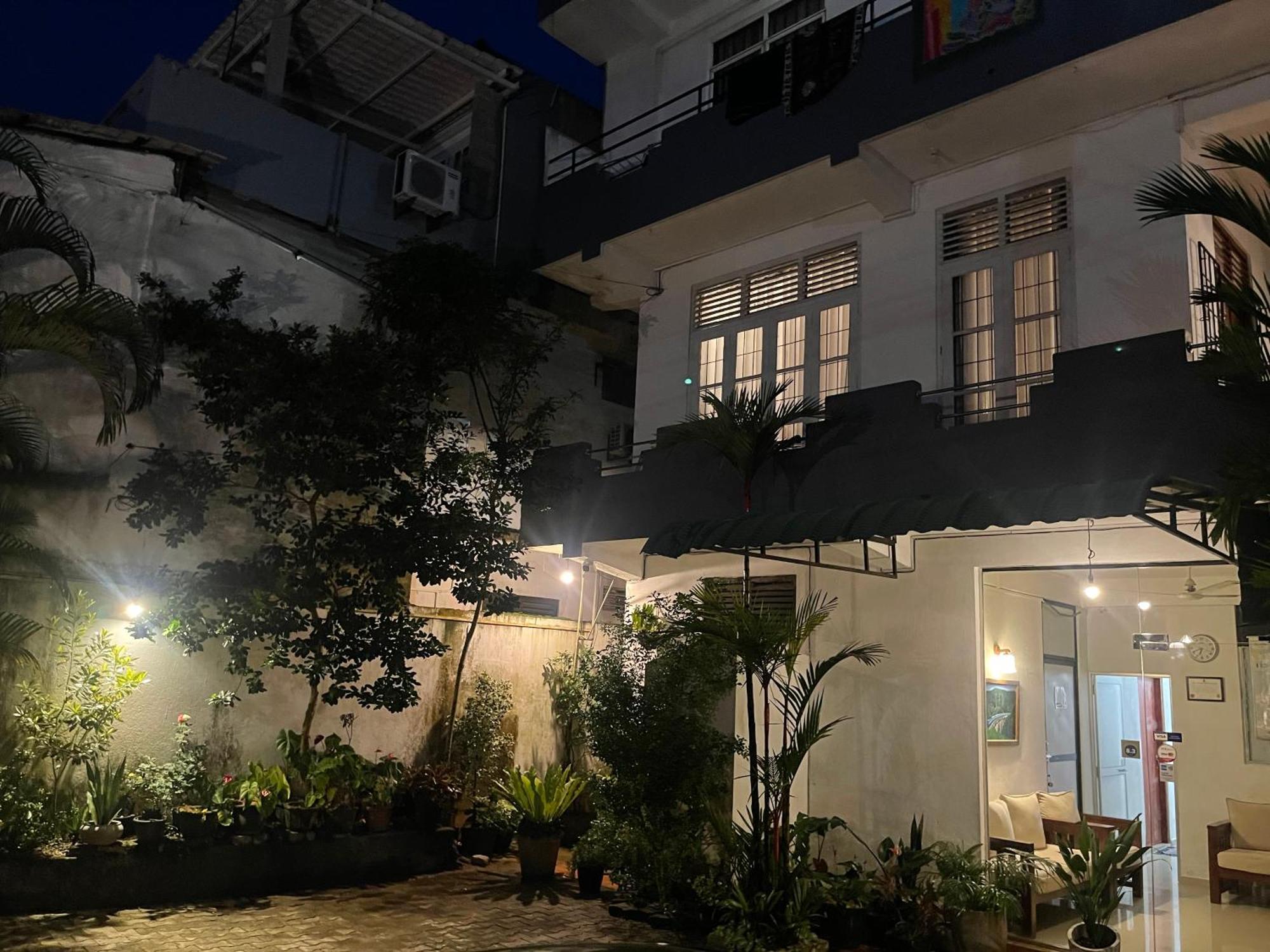 Holiday Inn Unawatuna Exterior photo